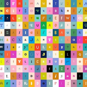Könnte beinhalten: Ein lebendiges, farbenfrohes abstraktes Design, das aus zahlreichen Quadraten besteht, jedes mit einer einzigartigen Farbe und einem einzelnen Buchstaben oder Symbol. Der Gesamteffekt ist ein Flickenteppich aus Farbtönen, darunter Rosa, Blau, Gelb und Orange.