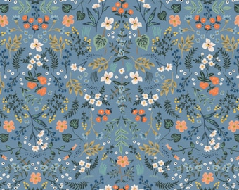 Tela de algodón metalizada con diseño floral azul Wildwood de Rifle Paper Co.