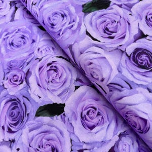 Tela de algodón con estampado digital "Carta de amor" de Chong-a Hwang, color morado y rosas.