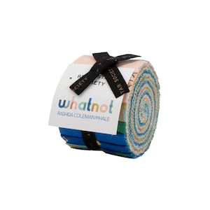 Könnte beinhalten: Eine Rolle Stoffreste in verschiedenen Farben und Mustern, darunter Blau, Grün, Gelb und Rosa. Der Stoff ist mit einem schwarzen Band gebunden und mit "whatnot RASHIDA COLEMAN-HALE" beschriftet.