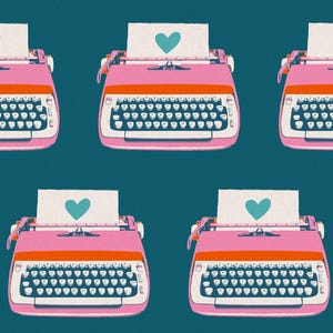 Puede incluir: Patrón repetitivo de máquinas de escribir rosas con detalles en naranja y teclas blancas sobre un fondo verde azulado. Cada máquina de escribir tiene una hoja de papel con un corazón turquesa. El diseño es continuo.