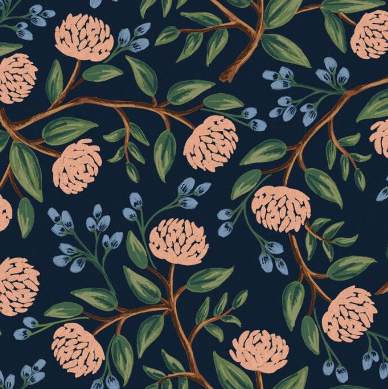 Puede incluir: Un patr&oacute;n sin costuras con flores rosas, hojas verdes y bayas azules sobre un fondo azul oscuro.