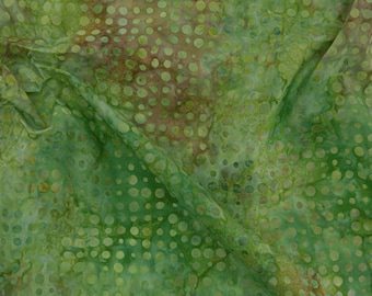 Tela batik verde aguacate: lunares de algodón teñidos a mano por Jinny Beyer