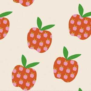 Könnte beinhalten: Ein sich wiederholendes Muster stilisierter Äpfel. Die Äpfel sind in einem leuchtenden Orange-Rot gehalten, jeder mit einem grünen Stiel und Blättern. Die Apfelkörper sind mit kleineren rosa Apfelformen auf cremefarbenem Hintergrund versehen.