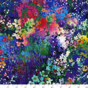 Op de afbeelding: Een levendige bloemenprintstof met een verscheidenheid aan kleurrijke bloemen, waaronder roze, paars, blauw, geel en wit, op een donkerblauwe achtergrond.