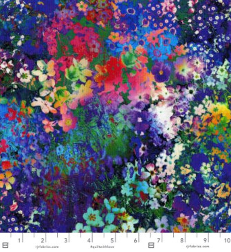 Op de afbeelding: Een levendige bloemenprintstof met een verscheidenheid aan kleurrijke bloemen, waaronder roze, paars, blauw, geel en wit, op een donkerblauwe achtergrond.