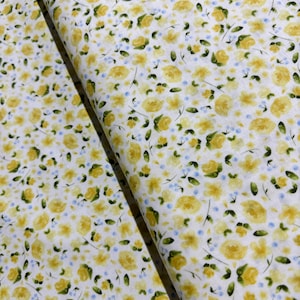 Tela de algodón floral: estampado crema y azúcar de June&#39;s Cottage