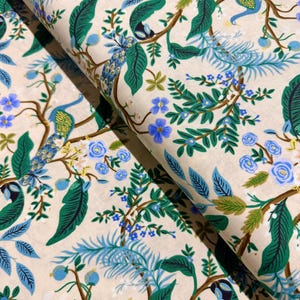 Tkanina bawełniana Rifle Paper Co. w kolorze kremowym metalicznym: Vintage Garden Peacock Print