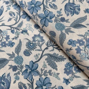 Sacre Bleu - Tissu Parterre Pearl bleu français par French General pour Moda | Élégant coton floral français