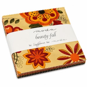 Peut inclure: Une pile de carrés de tissu aux bords dentelés, présentant un fond jaune avec des motifs floraux orange, rouges et vert foncé. Une bande de papier blanc entoure le centre, imprimée avec le texte moda beauty-fall by Sandy Gervais.