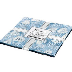 Puede incluir: Un paquete de cuadrados de tela de 25,4 cm con un patrón de conchas marinas azul y blanco. La tela se llama "Kasuri" y forma parte de la colección "Ten-Square".