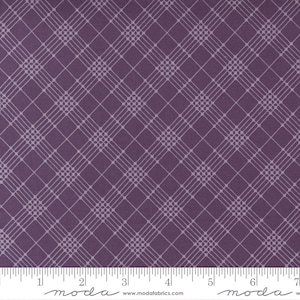 Peut inclure: Tissu violet avec un motif en losanges blancs. Le tissu a une texture subtile et un aspect légèrement délavé.
