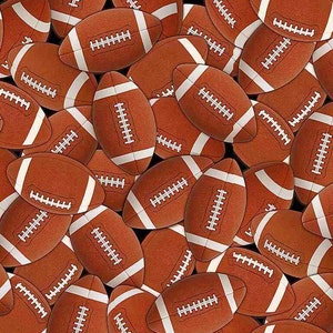 Puede incluir: Una imagen de primer plano de un patrón de balones de fútbol marrones y blancos. Los balones de fútbol están dispuestos en un patrón aleatorio, con algunos superpuestos. Los balones de fútbol son todos del mismo tamaño y forma.