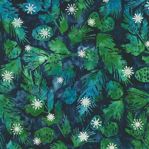Puede incluir: Un patrón de tela con un fondo azul marino oscuro con ramas de pino verdes y azul verdoso al estilo acuarela. El diseño está acentuado con pequeñas formas blancas de estrellas o copos de nieve de múltiples puntas.
