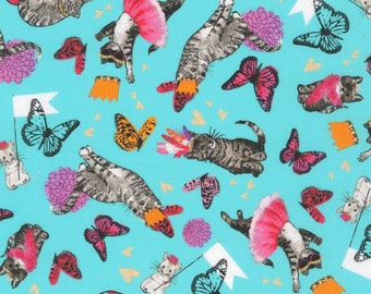 Può includere: Un tessuto blu turchese con un motivo ripetitivo di gatti che indossano vari costumi e accessori. I gatti indossano tutù, corone e copricapi di piume. Ci sono anche farfalle e fiori nel motivo.