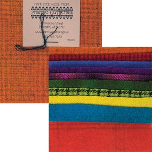 Op de afbeelding: Een set van 10 handgeverfde wollen stofvierkanten in verschillende kleuren, waaronder oranje, rood, geel, groen, paars en blauw. De stofvierkanten zijn in een stapel gerangschikt, met het grootste vierkant onderaan en het kleinste vierkant bovenaan. De stofvierkanten zijn allemaal van verschillende grootte, maar ze zijn allemaal ongeveer 25 cm bij 25 cm. De stofvierkanten zijn allemaal handgeverfd, waardoor ze een unieke en prachtige uitstraling hebben. De stofvierkanten zijn perfect voor quilten, knutselen en andere projecten.