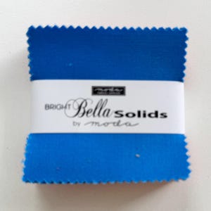 Paquete de mini adornos Bright Bella Solids 9900MCB: 42 cuadrados de tela precortados de 6,35 x 6,35 cm