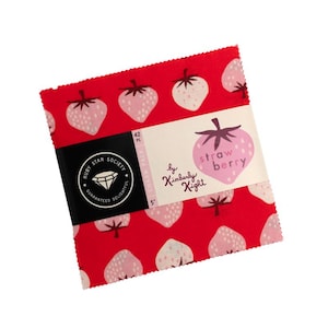 Op de afbeelding: Een vierkant stoffenpakket met 42 stofvierkantjes van 5 inch, met een rode achtergrond en een herhalend patroon van lichtroze aardbeien. De papieren band toont de tekst Ruby Star Society, 42 PC en strawberry by Kimberly Kight op de verpakking.