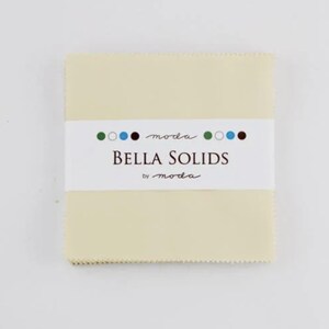 Könnte beinhalten: Ein cremefarbener Stoffquadrat mit dem Text "moda Bella Solids by moda" auf einem weißen Etikett.
