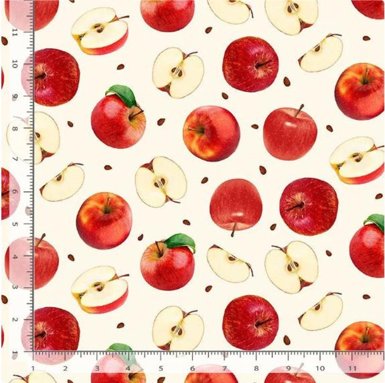 Pu&ograve; includere: Uno schema senza cuciture con mele rosse e fette di mela su uno sfondo bianco. Le mele sono disposte in uno schema casuale e alcune sono tagliate a met&agrave; per mostrare l'interno.