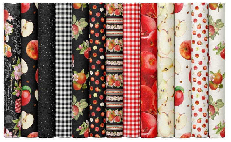 Pu&ograve; includere: Un set di 10 strisce di tessuto con una variet&agrave; di motivi a tema mela. I motivi includono pois neri e bianchi, gingham nero e bianco, gingham rosso e bianco, mele con foglie, mele con fiori e mele con testo.