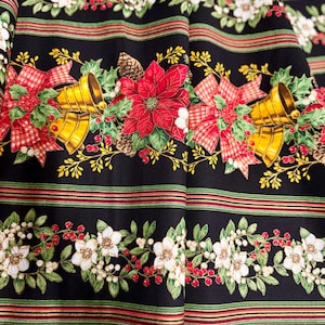 Può includere: Tessuto nero con un motivo ripetuto di stelle di Natale rosse, campane dorate, agrifoglio verde e fiori bianchi. Il tessuto ha strisce rosse, verdi e dorate.