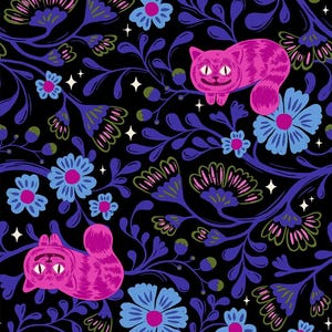 Op de afbeelding: Een grillig patroon met roze katten met brede glimlachen, afgewisseld met blauwe en roze bloemen en donkerblauwe bladeren op een zwarte achtergrond. Witte steraccenten dragen bij aan de fantasierijke uitstraling.