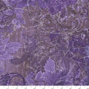 Może przedstawiać: Fioletowy materiał kwiatowy o postarzanym, vintage wyglądzie. Wzór zawiera skomplikowane wiry, liście i kwiaty.