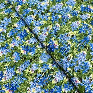 Frühlingshaft – Blue Bonnets Stoff von Timeless Treasures | Wildblumen Baumwollstoff