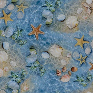 Pode incluir: Um padrão com várias estrelas-do-mar e conchas espalhadas sobre uma superfície de água azul-clara e ondulada. O design inclui estrelas-do-mar amarelas e verdes ao lado de conchas bivalves brancas, bronzeadas e azuladas.
