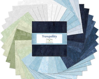 Peut inclure: Un arrangement circulaire de carrés de tissu dans des tons de bleu, vert et blanc. Le centre présente un paquet de tissu bleu marine avec une étiquette indiquant "Tranquility". Les carrés de tissu présentent divers motifs, notamment des motifs floraux et texturés.