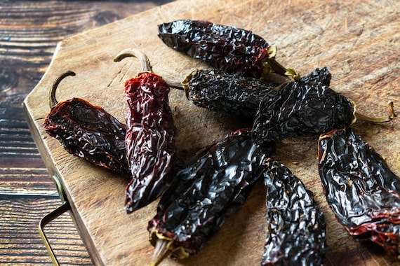 Chipotle, dried chillies, smoked chillies. 50G