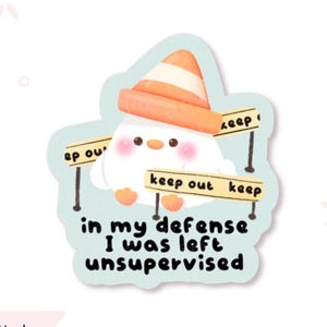 Puede incluir: Una pegatina troquelada con un pájaro blanco y redondo que lleva un sombrero de cono de tráfico naranja y blanco. El pájaro está rodeado de barreras amarillas 'keep out'. Debajo, el texto negro dice: 'in my defense I was left unsupervised'.