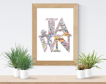 Pode incluir: Uma impressão emoldurada com o nome "JAWN" escrito em letras grandes. As letras são compostas por um mapa de Filadélfia, Pensilvânia. A impressão está em uma prateleira com duas plantas em vasos.