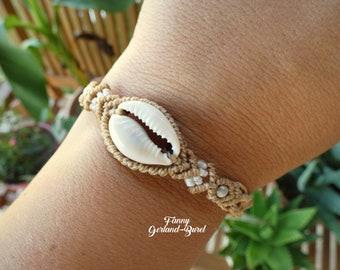 Tahatai palha- bracelet beige avec coquillage cauri - tissage macramé
