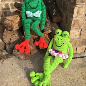 PATTERN: Crochet Frog Pair - crochet frog - crocheted frog - amigurumi frog - crochet frog pattern