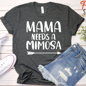 Mama Needs A Mimosa / Lustiges Mimosa Spruch T-Shirt / Brunch / Juice Cleanse / Lustiges Mama T-Shirt