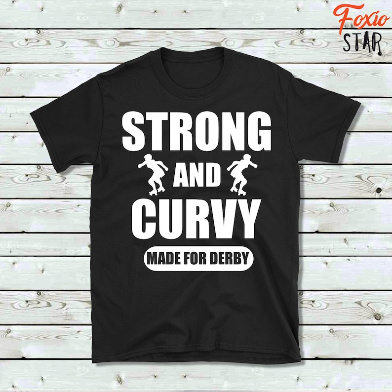 Puede incluir: Camiseta negra con texto blanco que dice "Strong and Curvy Made for Derby". El texto est&aacute; rodeado por dos siluetas blancas de patinadoras de roller derby.