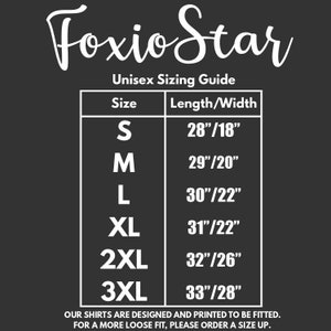 Puede incluir: Gu&iacute;a de tallas unisex para camisas con medidas en pulgadas. Las tallas incluyen S, M, L, XL, 2XL y 3XL. La tabla muestra la longitud y el ancho de cada talla.
