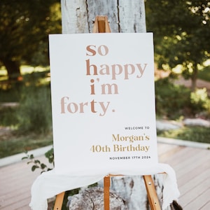 Op de afbeelding: Een wit bord met bruine tekst die "so happy i'm forty."  Onder de tekst staat een welkomstbericht voor Morgans 40e verjaardag op 17 november 2024.