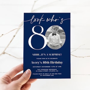 Invitación de cumpleaños número 80 con foto, mira quién tiene 80, plantilla de invitación de cumpleaños número 80 azul marino, invitación de cumpleaños número 80 con foto, invitación de cumpleaños para hombre