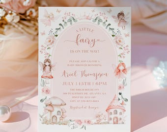 Może przedstawiać: Zaproszenie na baby shower w różowo-białym motywie wróżki. Zaproszenie zawiera tekst "A Little Fairy Is On The Way!" wraz z imieniem Ariel Thompson i szczegółami wydarzenia. Projekt zawiera ilustracje wróżek i kwiatowe akcenty.