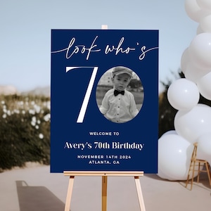 Letrero de bienvenida para el 70.° cumpleaños en azul marino, mira quién tiene 70 años, letrero de bienvenida para hombres, letrero de bienvenida con foto, plantilla de bienvenida editable, letrero de bienvenida azul
