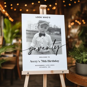 Letrero de bienvenida para hombre que cumple 70 años, letrero de bienvenida para "Mira quién cumple 70", letrero de bienvenida con foto, plantilla de bienvenida editable, póster de bienvenida de cumpleaños, letrero con foto