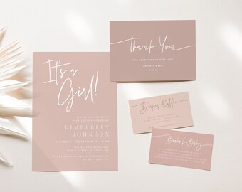 Peut inclure: Cartes d'invitation de fête prénatale roses avec calligraphie blanche. La carte principale dit "C'est une fille !" et comprend le texte "Veuillez vous joindre à nous pour célébrer la fête prénatale de Kimberly Johnson, samedi 14 novembre, 14h00". Les autres cartes disent "Merci", "Tombola de couches" et "Livres pour bébé".