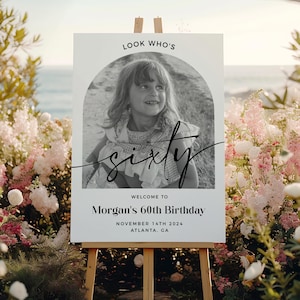 Placa de boas-vindas para mulheres de 60 anos, Placa de boas-vindas para o Olha Quem é 60, Placa de boas-vindas com foto, Modelo editável, Cartaz de boas-vindas para aniversário de mulher, Qualquer idade