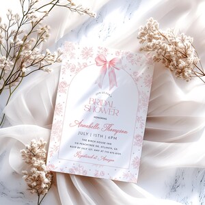 Plantilla de invitación para despedida de soltera con lazo rosa, invitación con estampado floral rosa, estilo chinoiserie vintage, elegante invitación para despedida de soltera, plantilla editable imagen 2