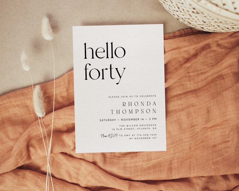 Puede incluir: Una tarjeta de invitaci&oacute;n blanca con texto negro que dice "hello forty" e incluye detalles para una fiesta de cumplea&ntilde;os para Rhonda Thompson. La fiesta se celebrar&aacute; el s&aacute;bado 14 de noviembre a las 3 PM en The Wilson Residence, 18 Elm Street, Atlanta, GA. RSVP a Amy al 770-908-7639 antes del 1 de noviembre.