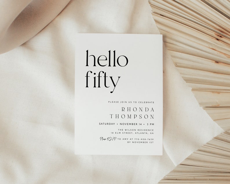 Puede incluir: Una tarjeta de invitaci&oacute;n blanca minimalista con texto negro que dice "hello fifty" e incluye detalles para una fiesta de cumplea&ntilde;os para Rhonda Thompson. La fiesta se celebrar&aacute; el s&aacute;bado 14 de noviembre a las 3 PM en The Wilson Residence, 18 Elm Street, Atlanta, GA. RSVP antes del 1 de noviembre.