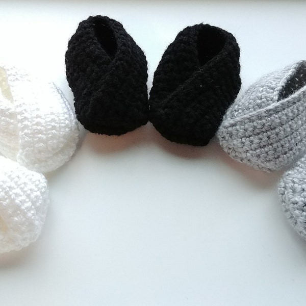 Chaussons bébé noirs, gris, blancs au crochet, chaussons croisés, chaussures bébé, cadeau de baby shower, premies, nouveau-nés, nourrissons, 0-3 mois, 3-6 mois